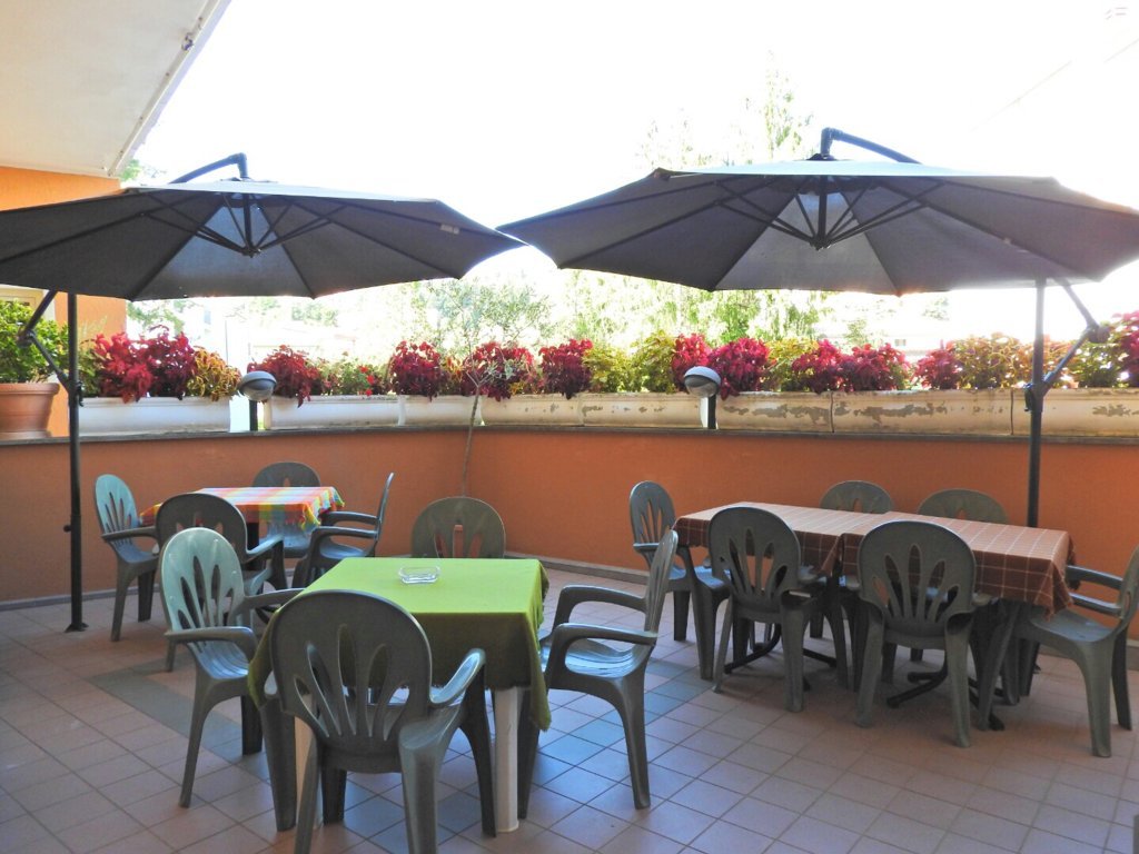 la-nostra-terrazza-verde-terrace-con-gazebo-ombrelloni-teli-per-sole-tavoli-per-rilassarsi-relax-stare-al-fresco-godersi-aria-pulita-fresca-sana
