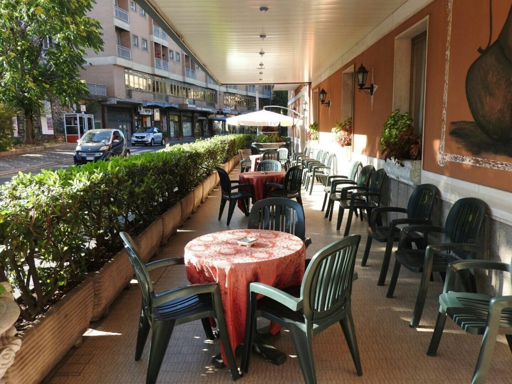hall-entrance-terrazzo-terrazzino-patio-gazebo-verde-con-sedie-zona-fumatori-relax-benessere-sole-verde-fiuggi-terme-fonte-acqua-sun-sole-ombrellone-esterno-hotel-elvira
