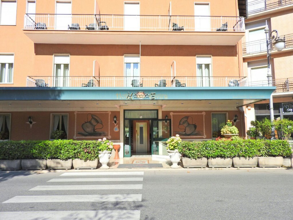home-hotel-elvira-fiuggi-albergo-pensione-beb-b-e-b-b&b-hotellerie-3-stelle-tre-stelle-al-centro-di-fiuggi-ampio-parcheggio-entrata-hall-entrance-con-balcone-camere