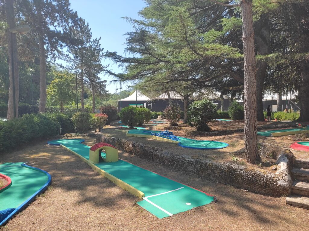 minigolf-mini-golf-per-adulti-e-bambini-tante-buche-gioco-divertimento-family-park-anticolana-fonte-fonti-di-fiuggi-benessere-e-relax-per-famiglie-hotel-elvira-fiuggi-fonte-scopri-il-nostro-hotel-albergo-struttura-3-stelle