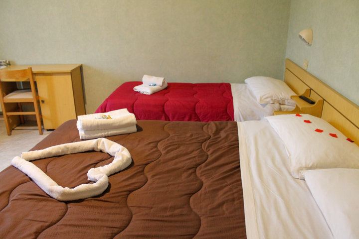 camera-tripla-e-quadrupla-matrimoniale-e-singola-romantica-romatic-rooms-room-bed-room-our-bedrooms-le-nostre-camere-da-letto-dove-dormire-a-fiuggi-terme-hotel-centrale-asciugamani-a-cuore-e-cioccolatini-scopri-hotel-elvira